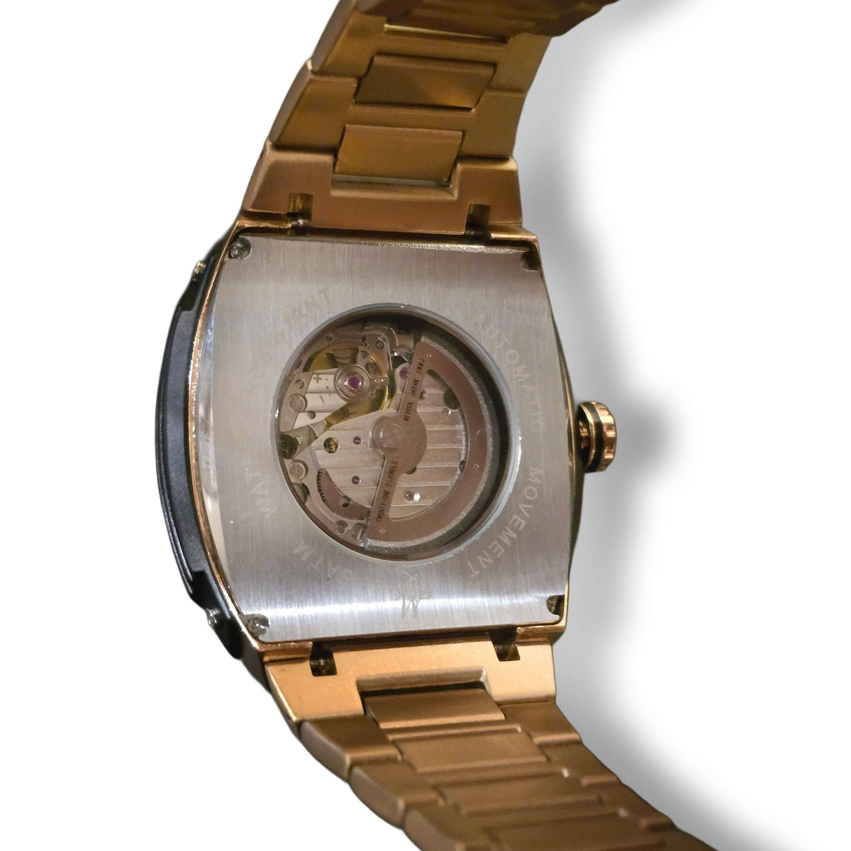 Primo piano del fondello in vetro del MVL Automatic Skull Watch con movimento a vista
