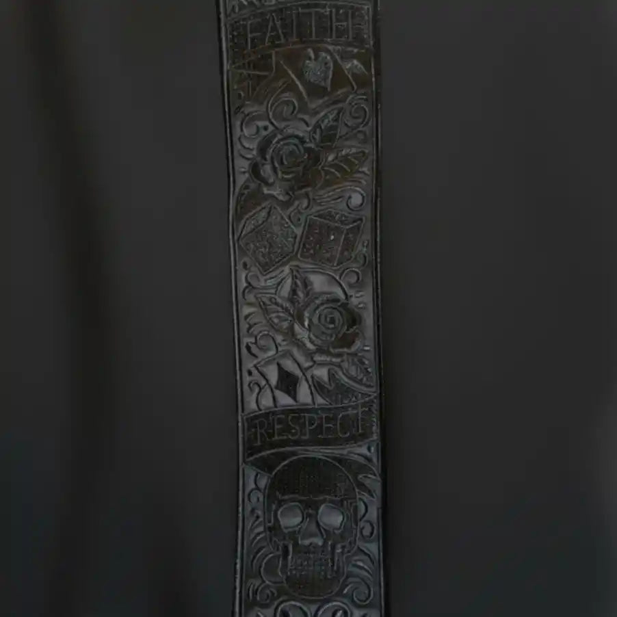 Primer plano de la banda LFR negra en el jogger LFR Tracksuit con calavera, rosas y Faith y Respect