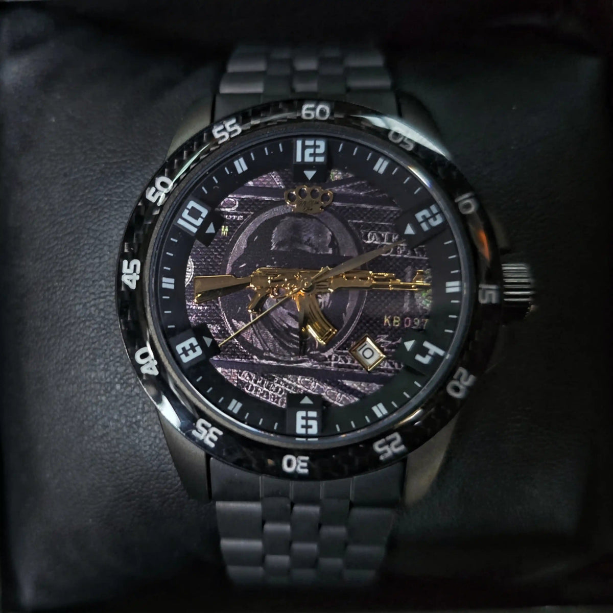 Vista frontal del reloj automático MVL AK47 carbono negro sobre cojín, esfera con billete de dólar