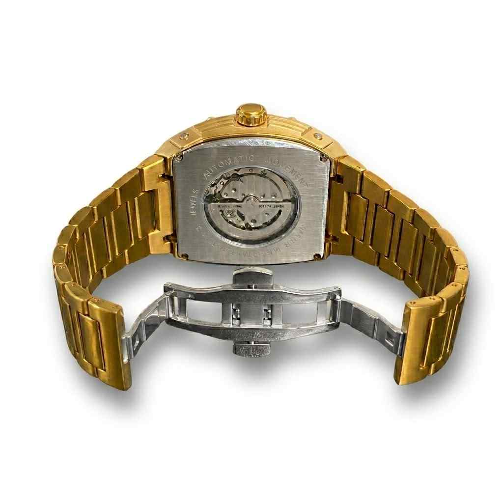 Dos de la MVL Automatic Skull Watch dorée avec boucle déployante ouverte du bracelet acier