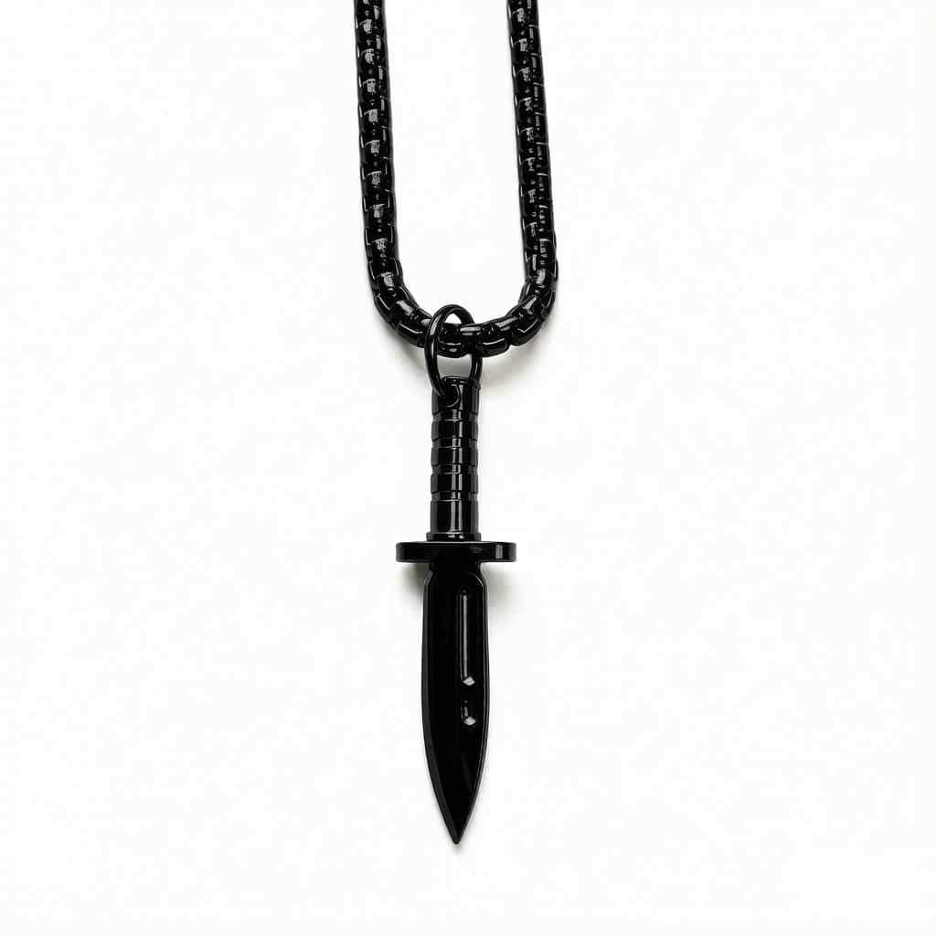 Primer plano del colgante de cuchillo negro en la cadena de eslabones de la Knife chain MVL