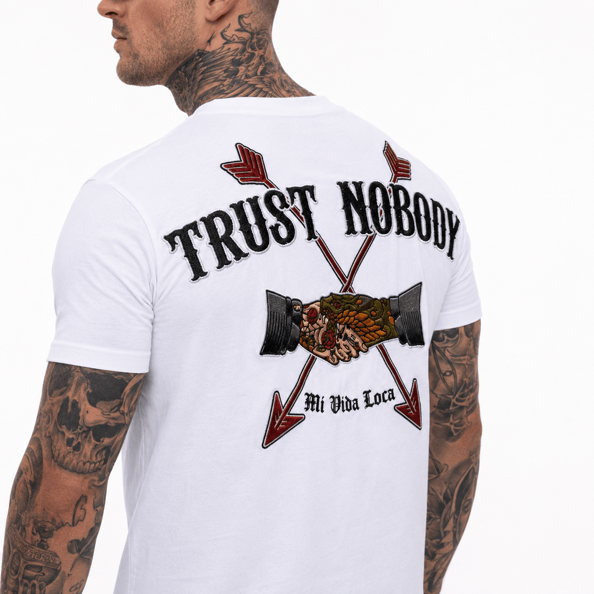 Trust nobody embroidery T-shirt wit gedragen door model, rugprint van dichtbij over schouders en rug