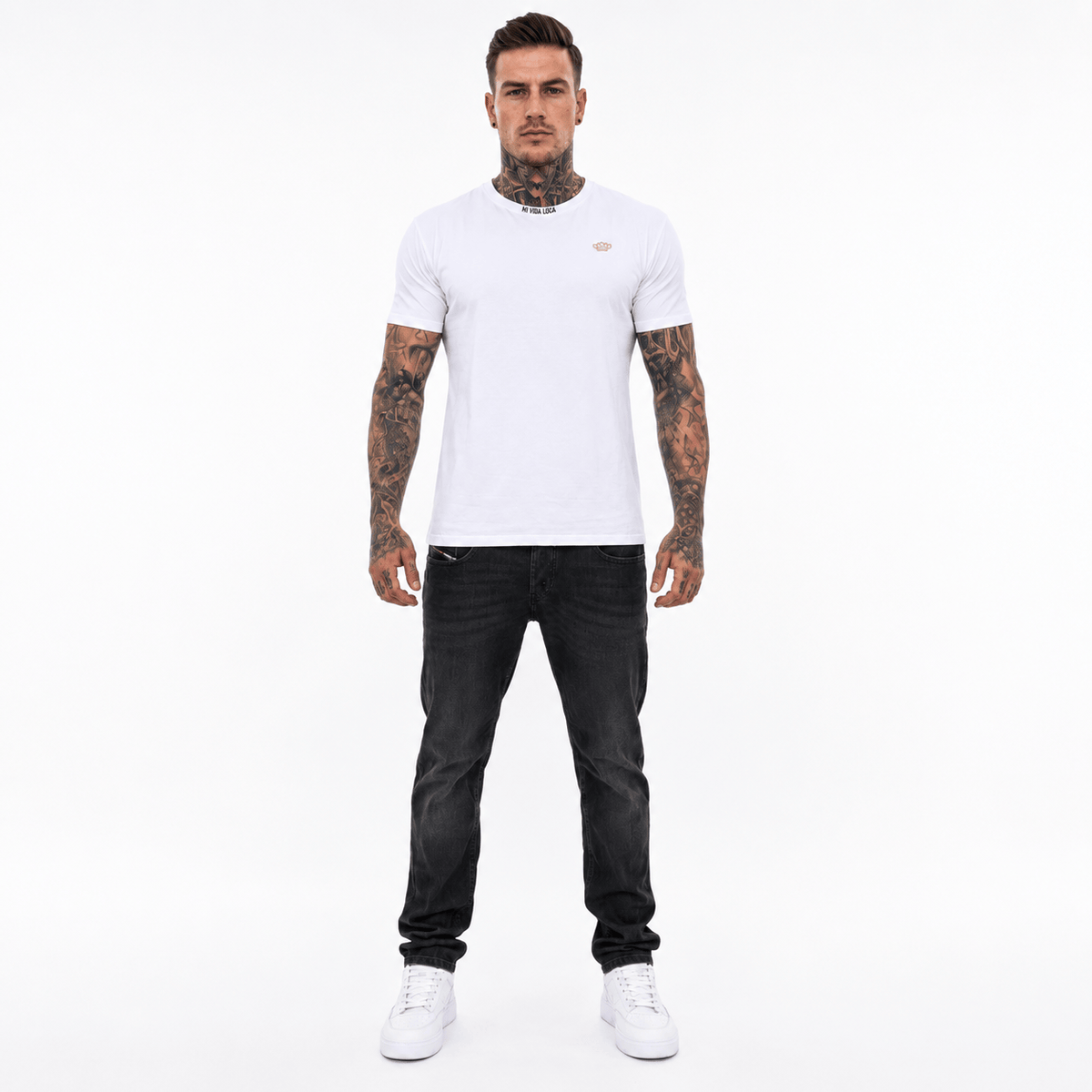 Trust nobody embroidery T-shirt wit gedragen door model, recht van voren met zwarte jeans en witte sneakers