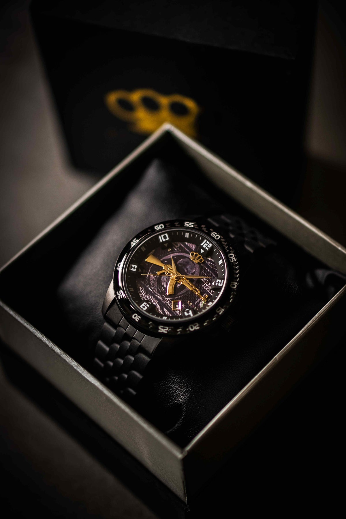 Reloj MVL AK47 negro en caja de regalo abierta con logo MVL dorado en la tapa