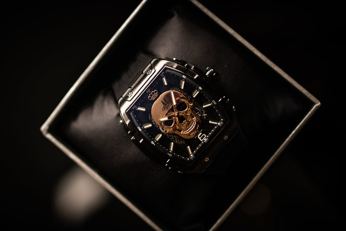 MVL Automatic Skull Watch schwarz auf Kissen in der Box, Detail des Totenkopf-Zifferblatts