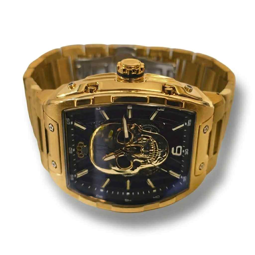 Devant de la MVL Automatic Skull Watch dorée avec tête de mort dorée sur cadran sombre