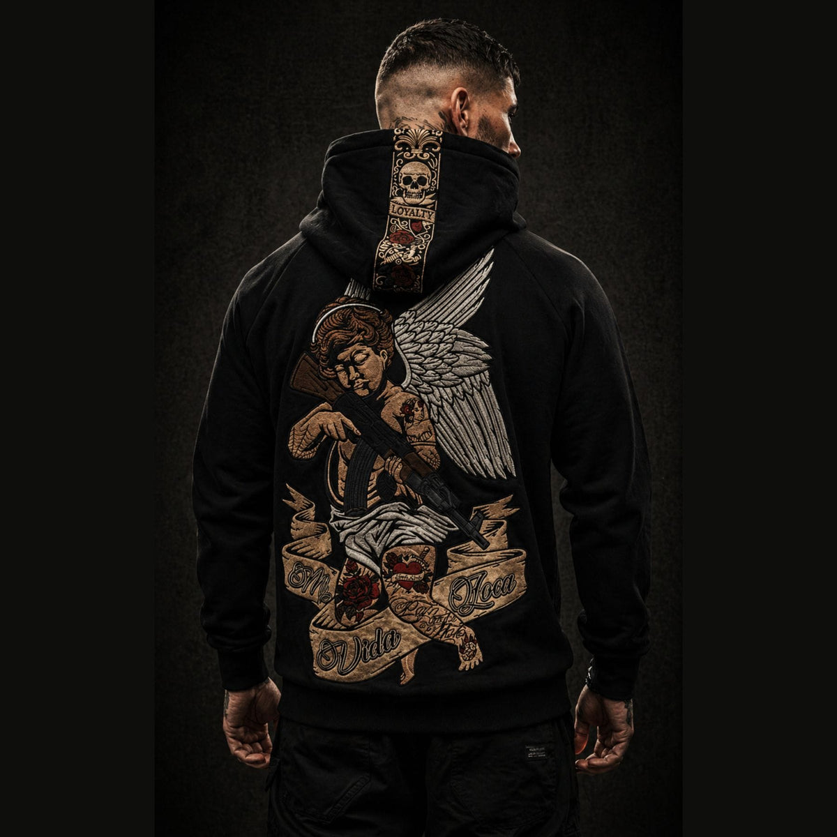 Sudadera con capucha Mi Vida Loca Cupid with gun negra, espalda con gran motivo bordado, llevada por modelo