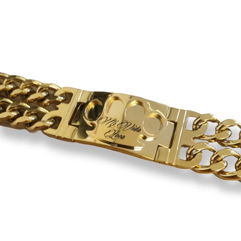 Primer plano de la pulsera MVL dorada con logo MVL y grabado Mi Vida Loca en la placa