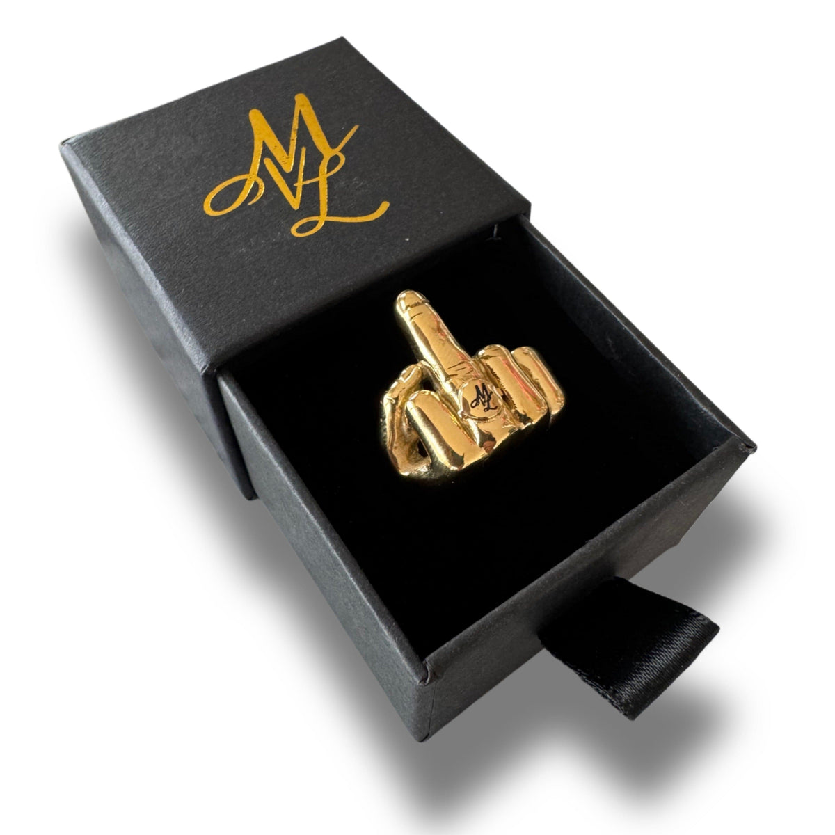 Anillo Mi Vida Loca MVL Middle finger dorado en estuche negro abierto con monograma ML
