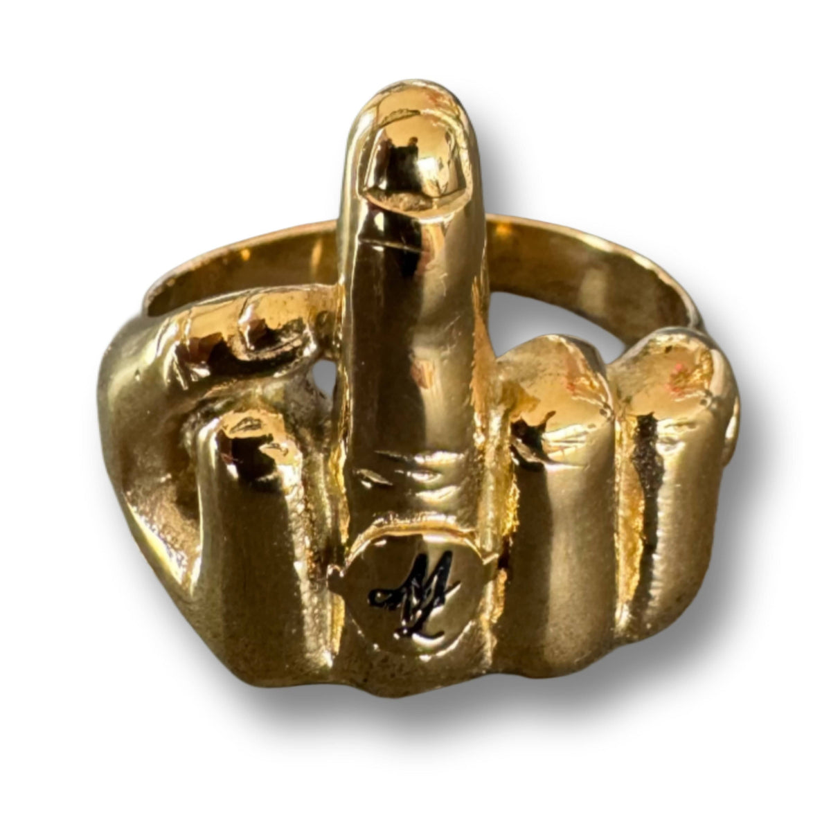 Primer plano del anillo MVL Middle finger dorado con monograma ML en el anillo