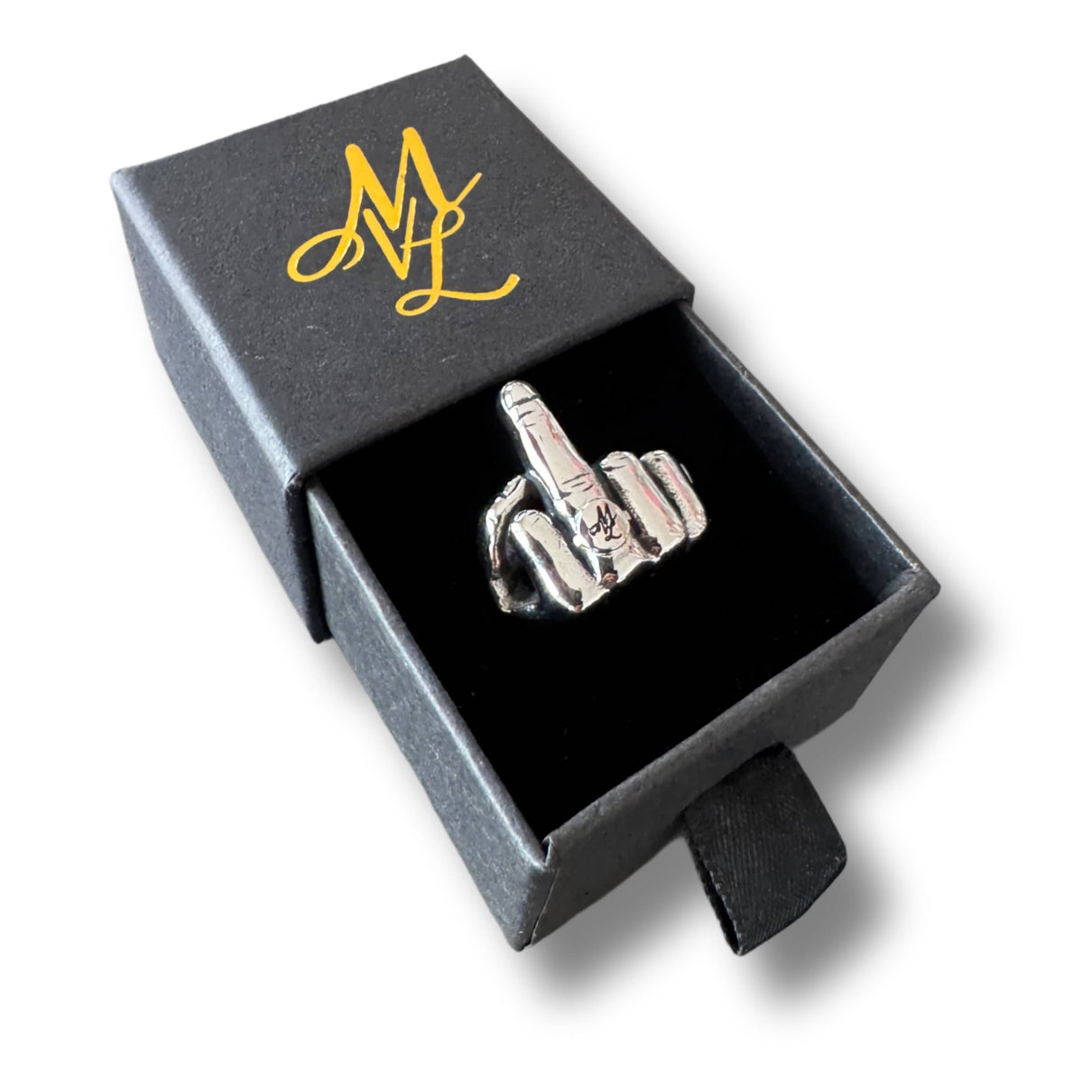Bague Mi Vida Loca Middle finger argentée, acier inoxydable, dans l'écrin noir ouvert avec monogramme MVL