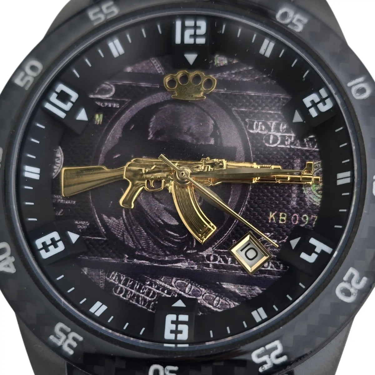 Primer plano de la esfera del reloj MVL AK47 con AK47 dorada, logo MVL y bisel de carbono