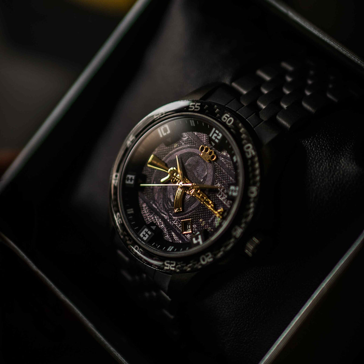 Reloj automático Mi Vida Loca AK47 carbono negro con AK47 dorada en la esfera, en su caja
