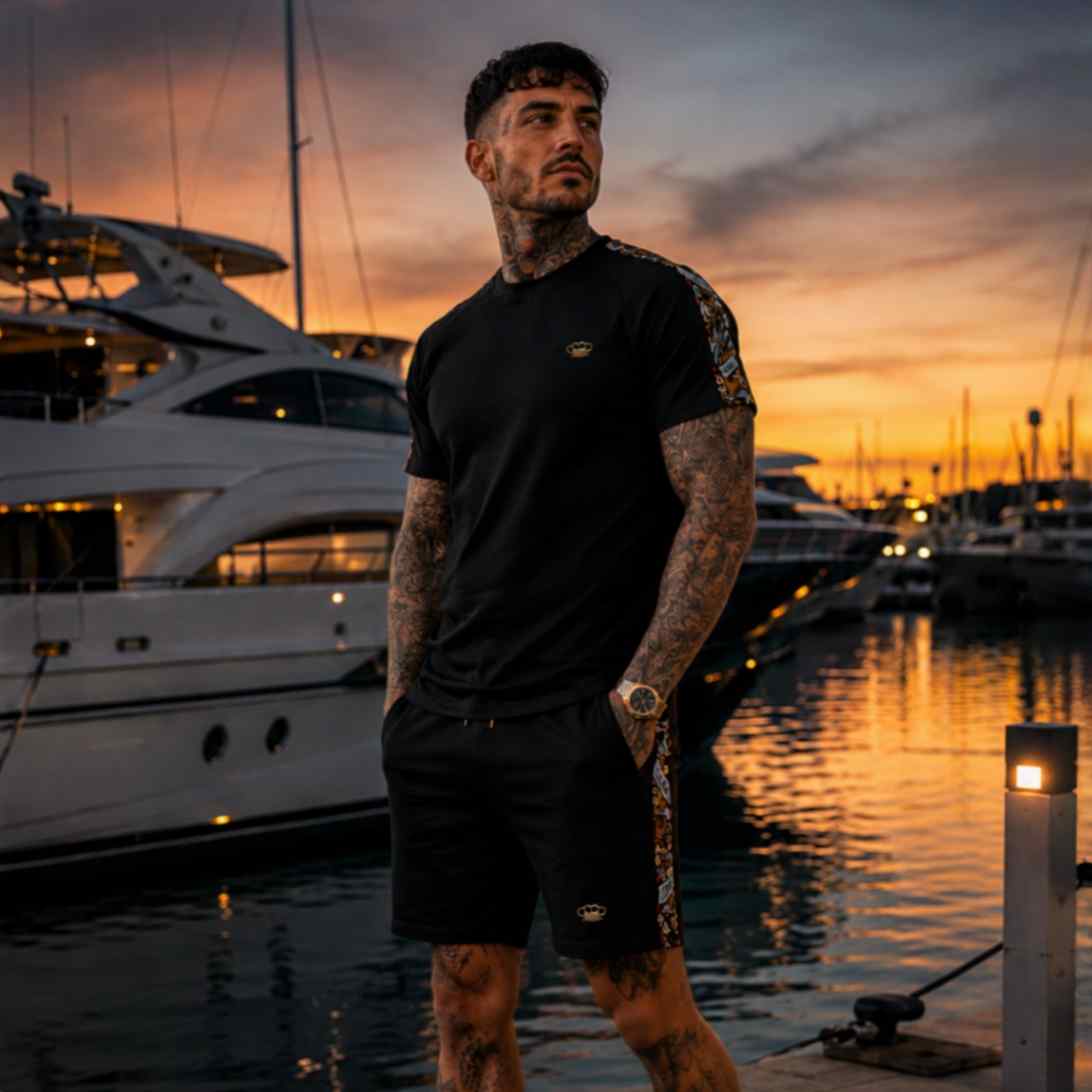 Mannequin debout dans l'ensemble d'été Savage ornate noir près de yachts au coucher du soleil