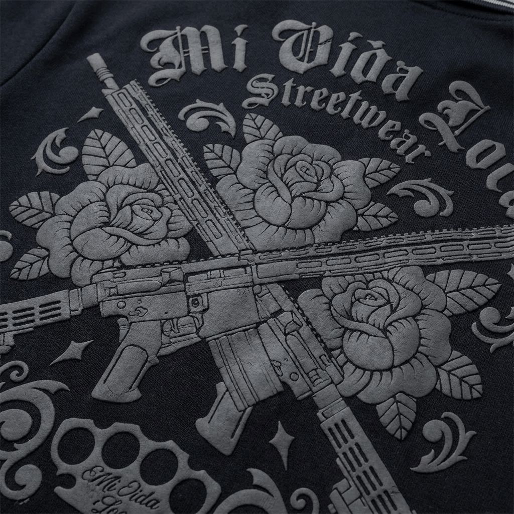 Primer plano del estampado trasero AR15 con rosas y texto Mi Vida Loca Streetwear en el polo negro