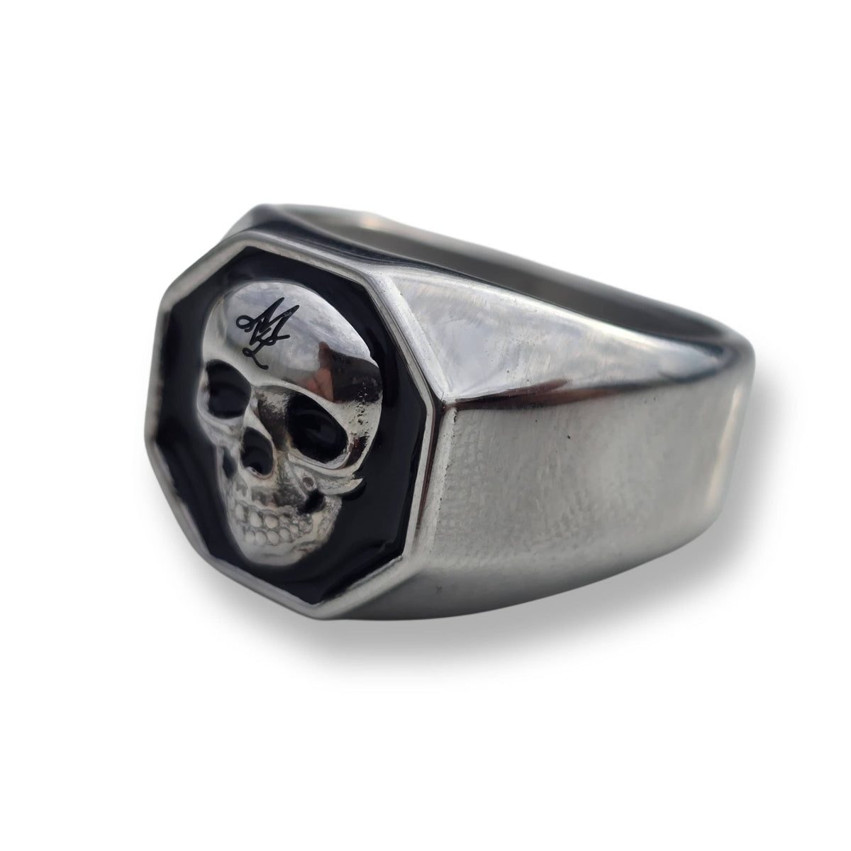 Anello Mi Vida Loca MVL 3D Skull argento con teschio e monogramma MVL su testa ottagonale nera, vista laterale