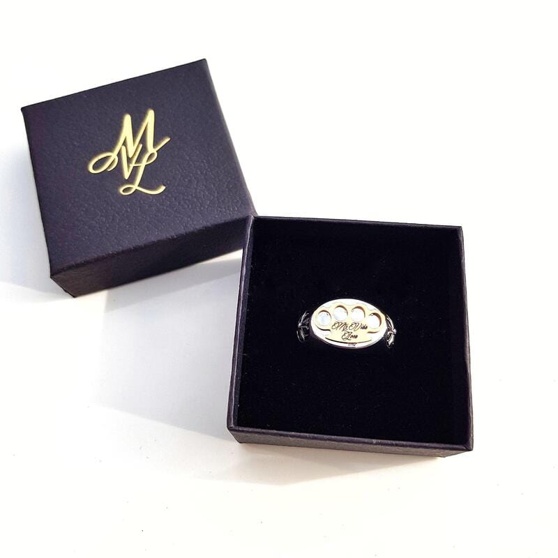 Pierścień MVL Logo ring srebrny w otwartym czarnym pudełku na pierścionek ze złotym monogramem ML