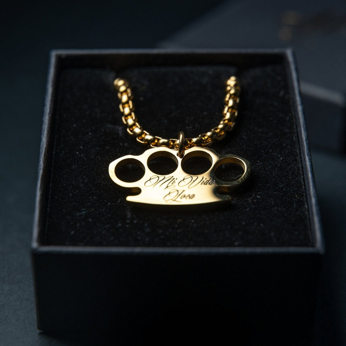 Mi Vida Loca MVL Logo Kette in Gold mit goldenem MVL-Logo-Anhänger mit Gravur, in der schwarzen Geschenkbox