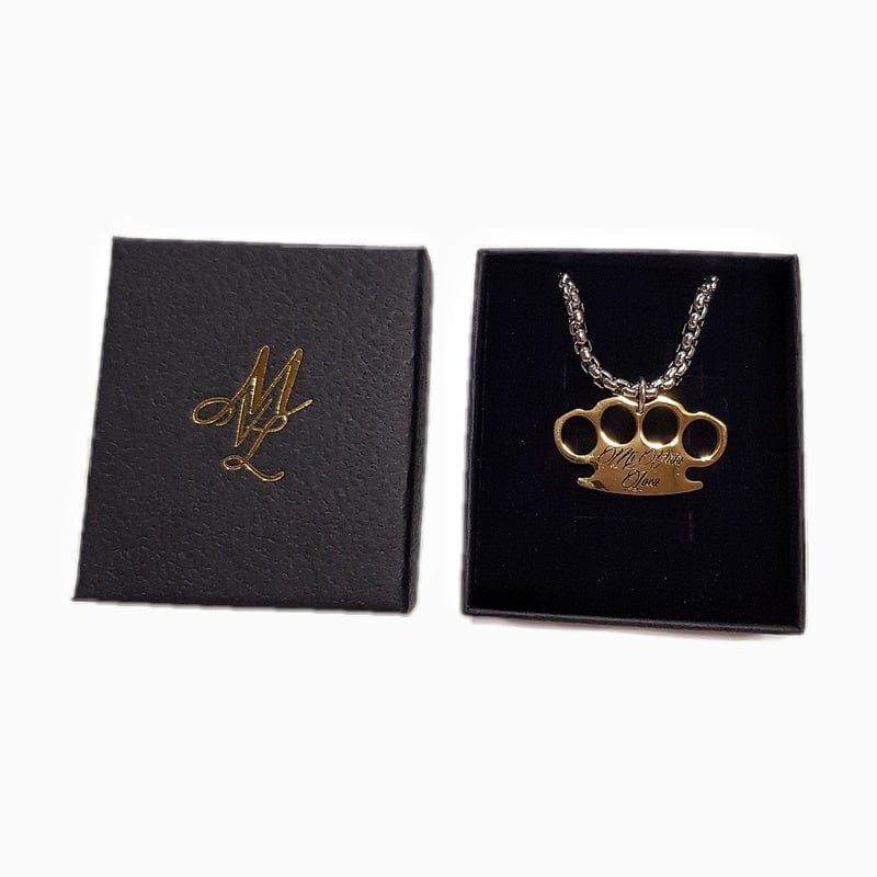 Cadena MVL Logo con colgante del logo MVL dorado en caja de regalo junto a la tapa con monograma ML