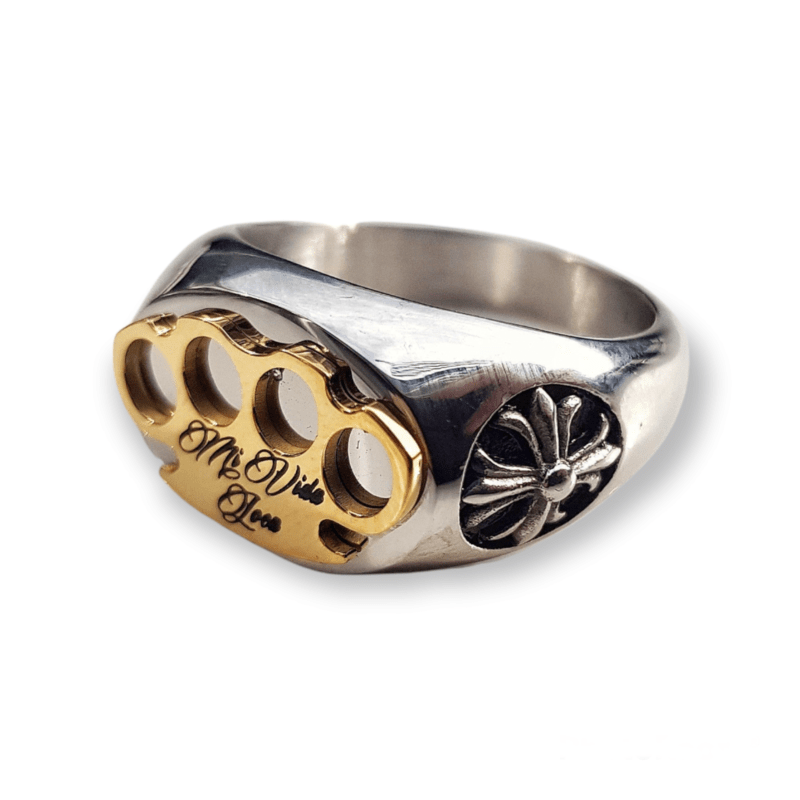Pierścień Mi Vida Loca MVL Logo ring srebrny ze złotym logo MVL i grawerem Mi Vida Loca, widok z boku