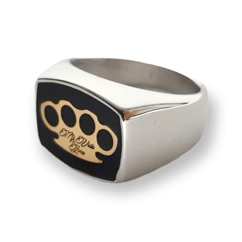 Anillo de sello Mi Vida Loca MVL plateado con placa negra y logo MVL dorado, vista frontal oblicua