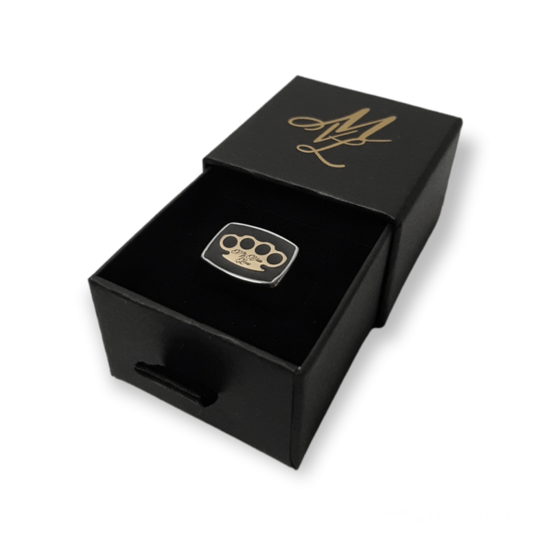 Anillo de sello MVL plateado en estuche negro abierto con monograma ML dorado