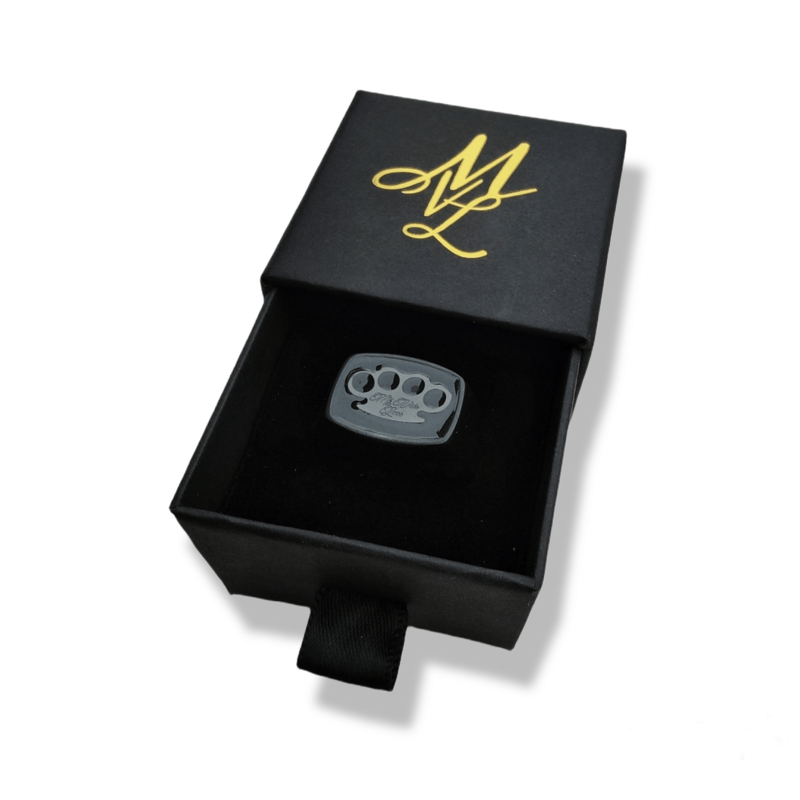 Sygnet MVL Black line Signet ring czarny w otwartym pudełku na pierścionek ze złotym monogramem MVL