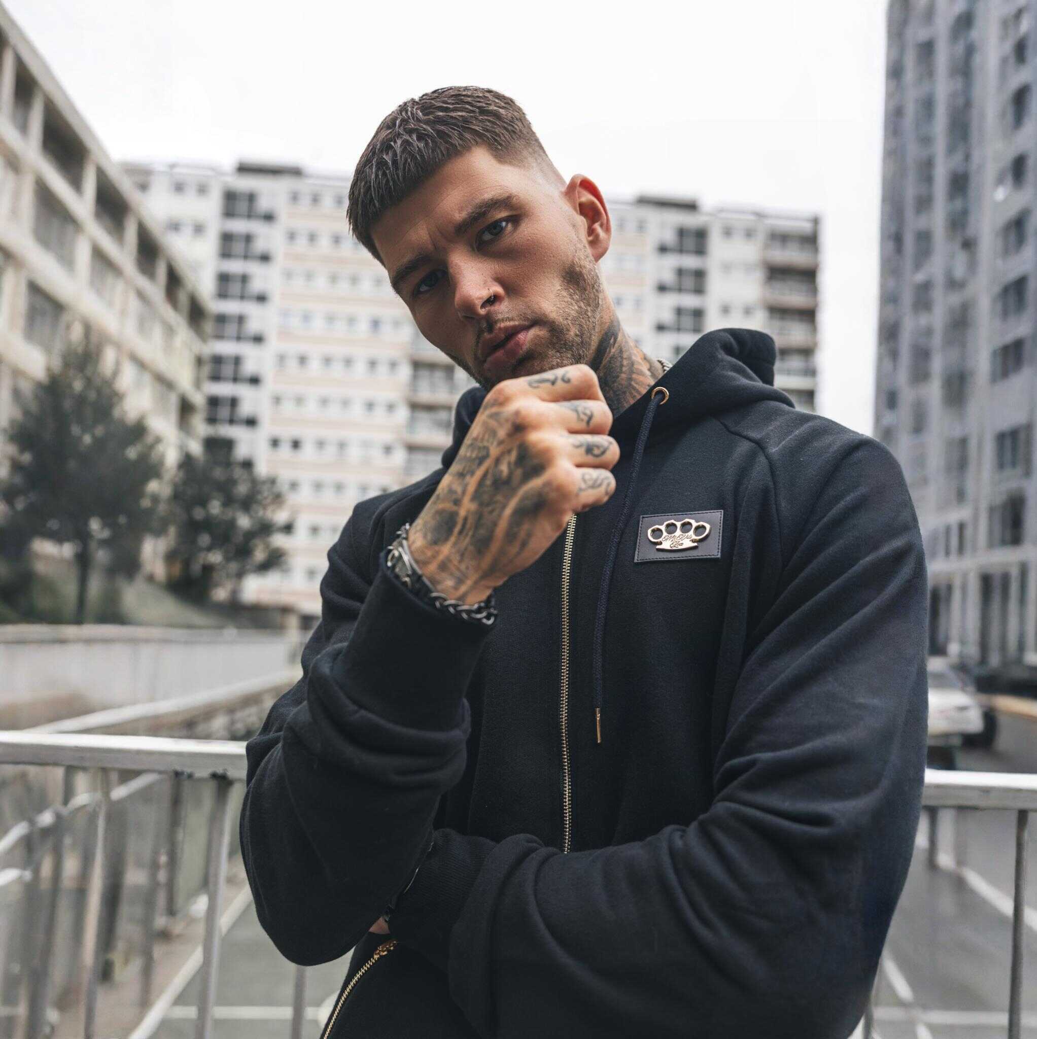 Sweat à capuche MVL « Cupidon avec pistolet » - LISTE D'ATTENTE