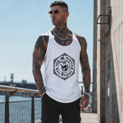 Mannequin tatoué avec lunettes de soleil portant le débardeur MVL Original streetwear blanc au bord de l'eau